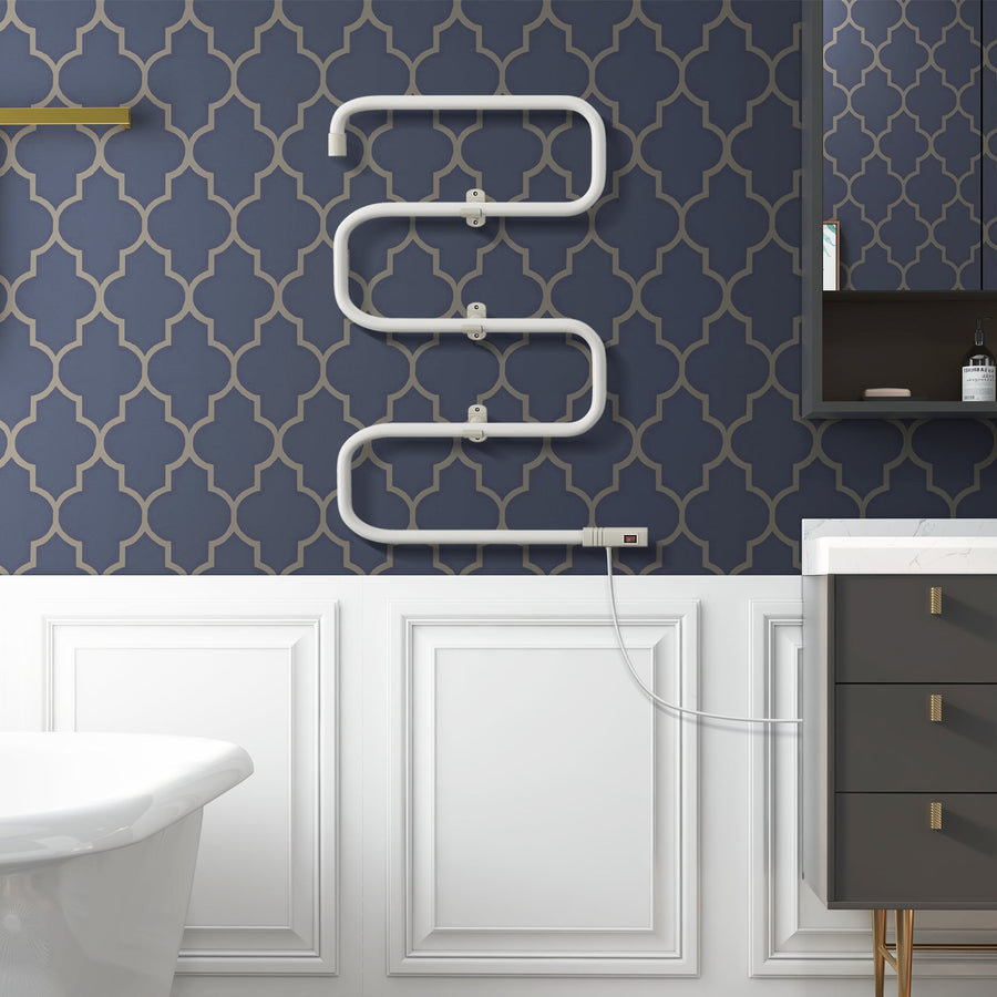 Sèche-serviettes électrique blanc de 100 W en forme de S avec 5 barres chauffantes, installé sur un mur de salle de bain en carrelage bleu foncé à motifs
