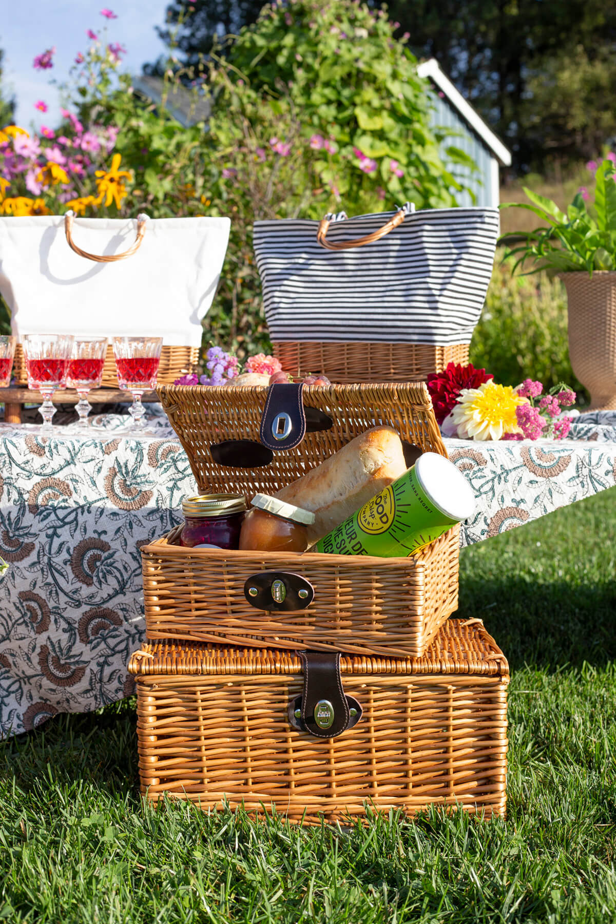 Petit panier rectangulaire en osier avec sangles en cuir