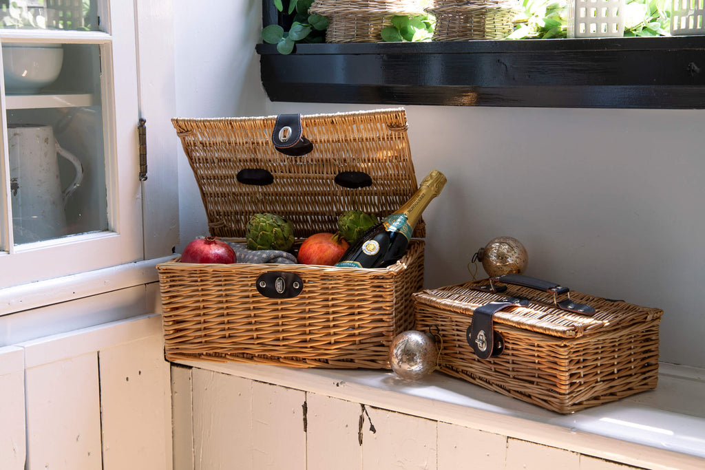 Petit panier rectangulaire en osier avec sangles en cuir