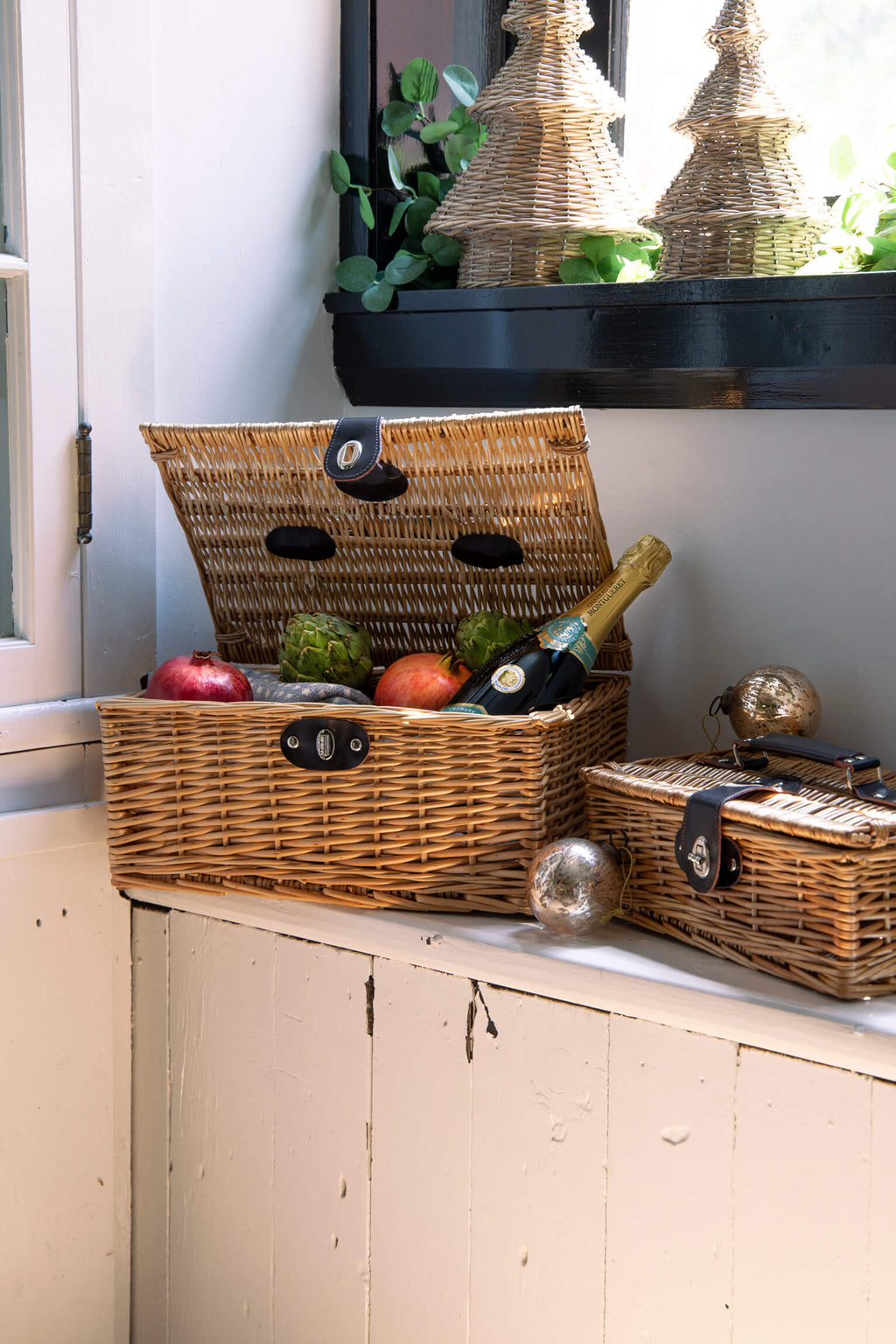 Grand panier rectangulaire en osier avec sangles en cuir