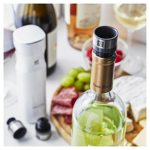 Bouchon à vin sous vide ZWILLING placé sur une bouteille de vin