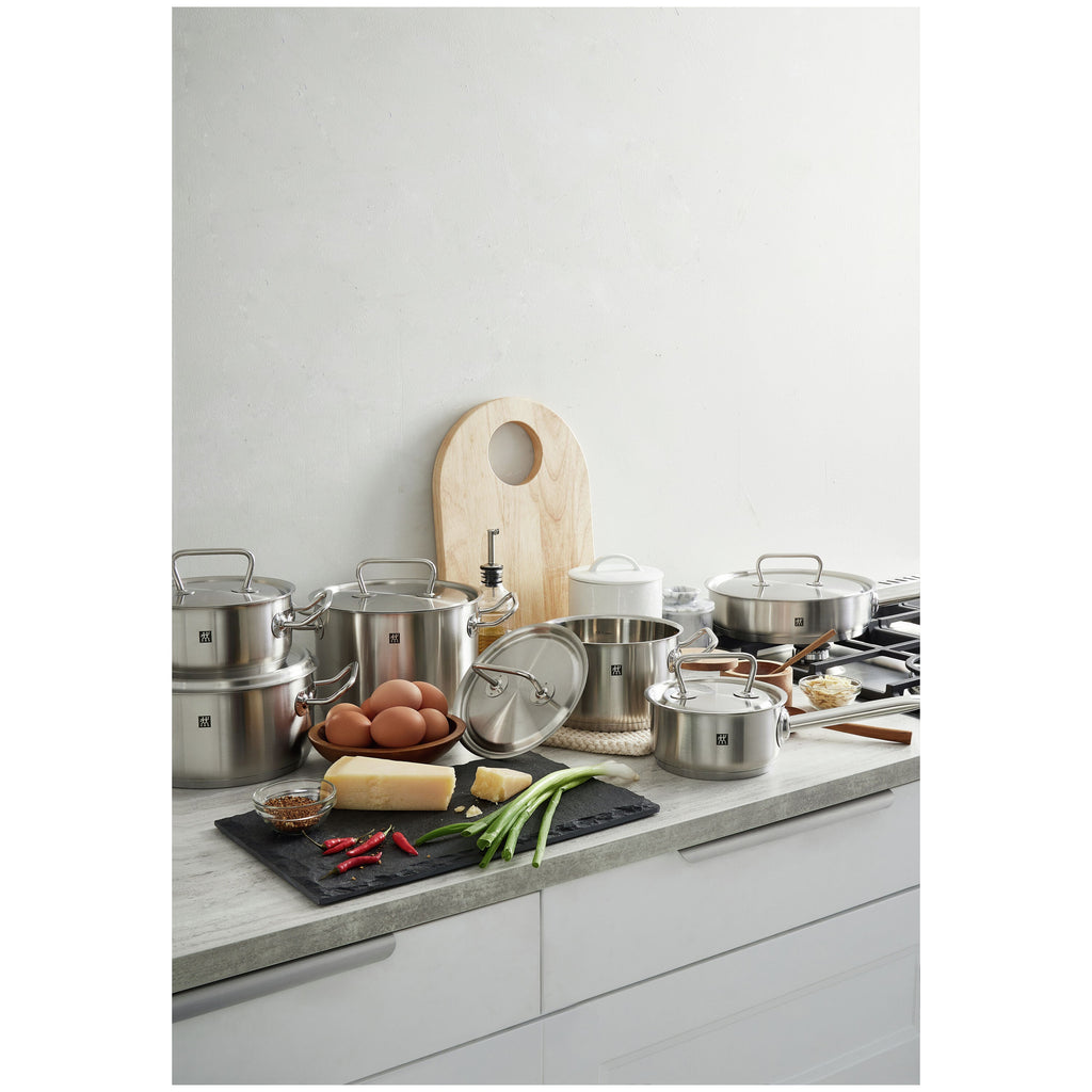 Batterie de cuisine ZWILLING dans une cuisine avec ingrédients