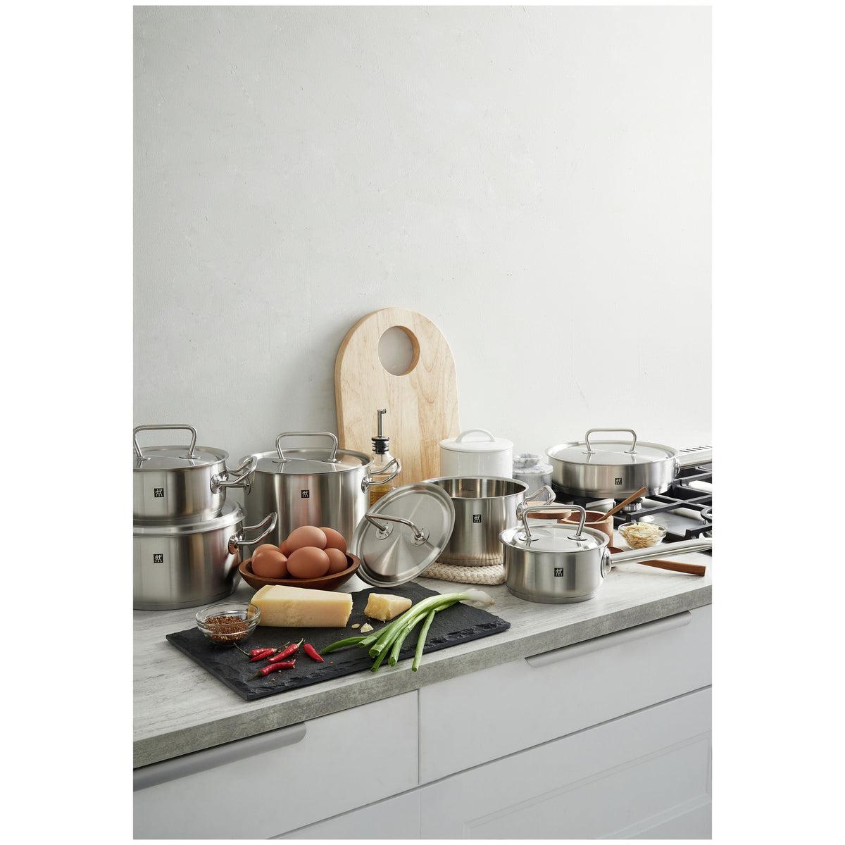 Batterie de cuisine ZWILLING dans une cuisine avec ingrédients