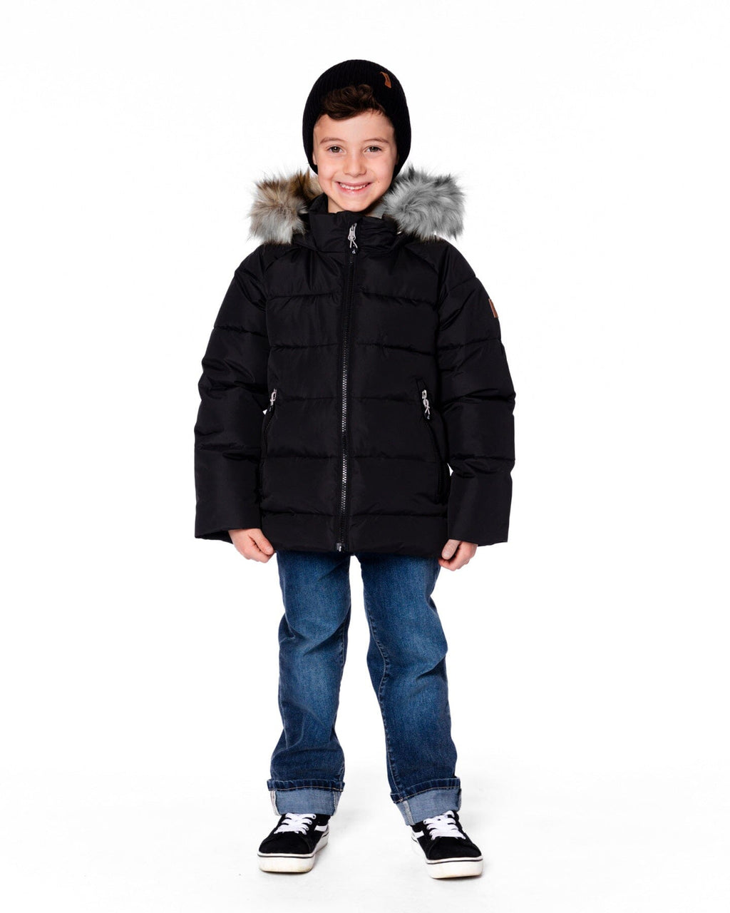 Enfant portant le manteau d'hiver matelassé noir