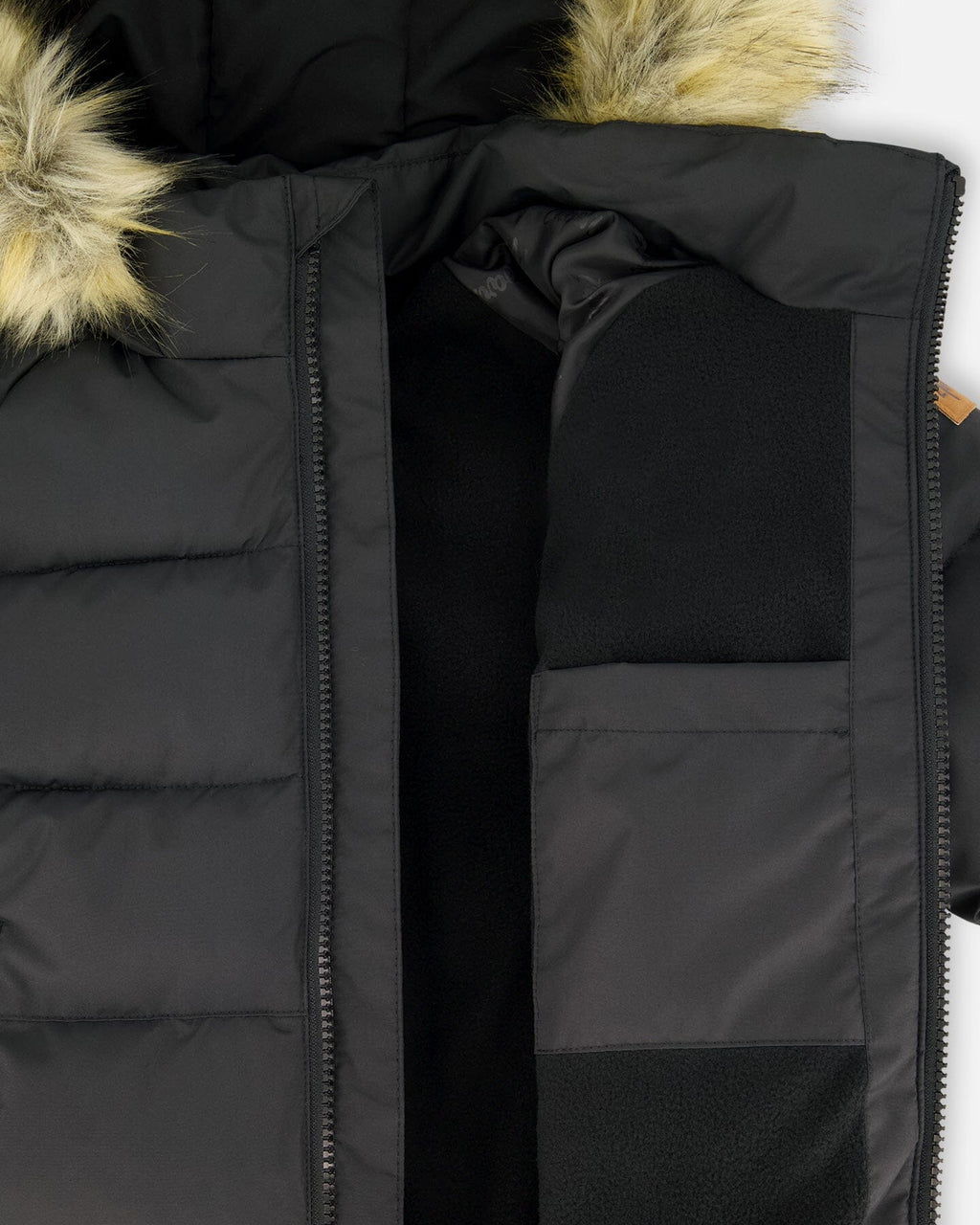 Détail du manteau d'hiver noir montrant la doublure en molleton