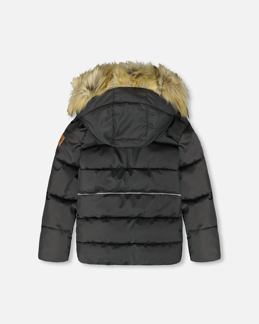 Dos du manteau d'hiver matelassé noir avec capuchon à fourrure synthétique