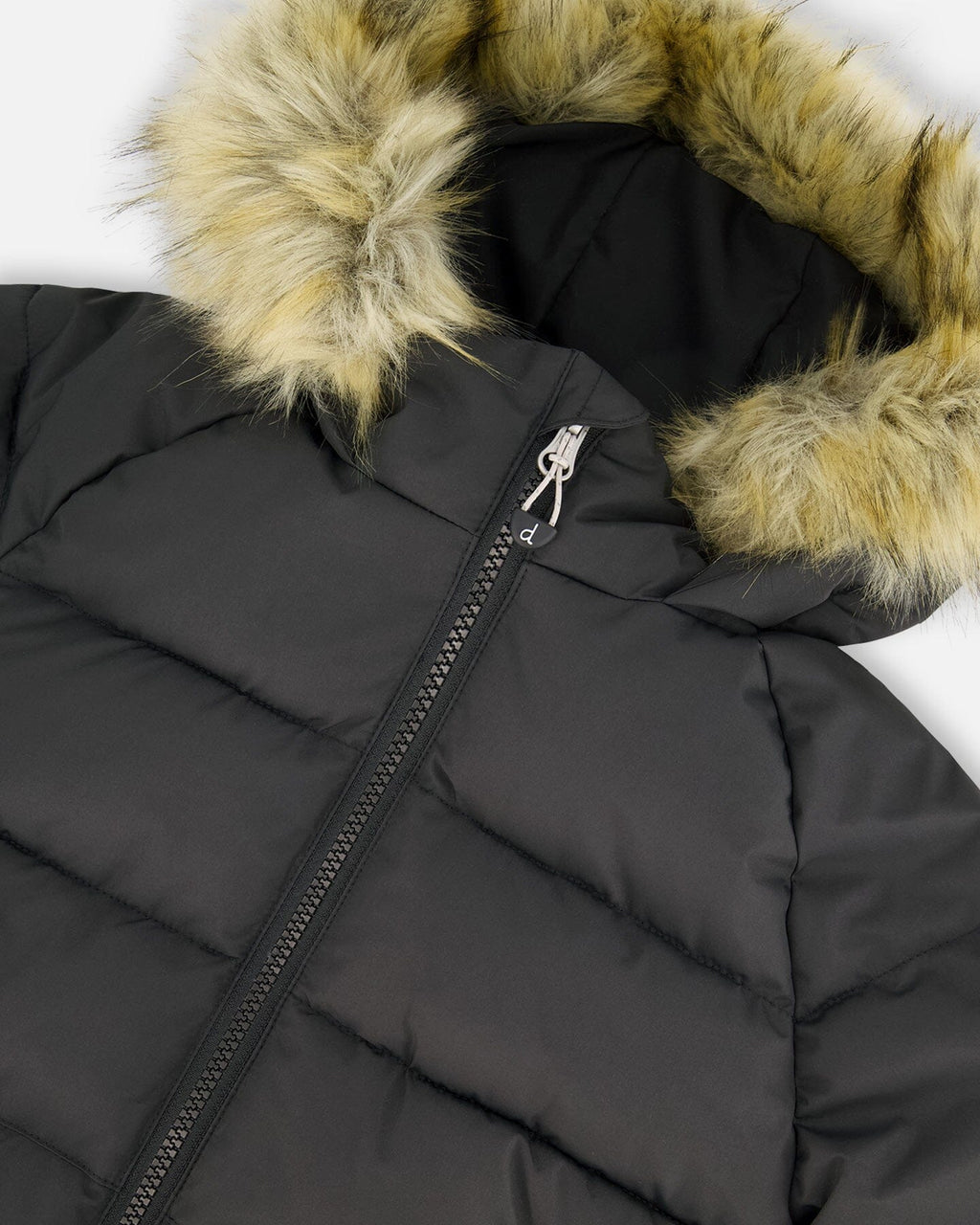 Capuchon du manteau d'hiver noir avec fourrure synthétique et fermeture éclair