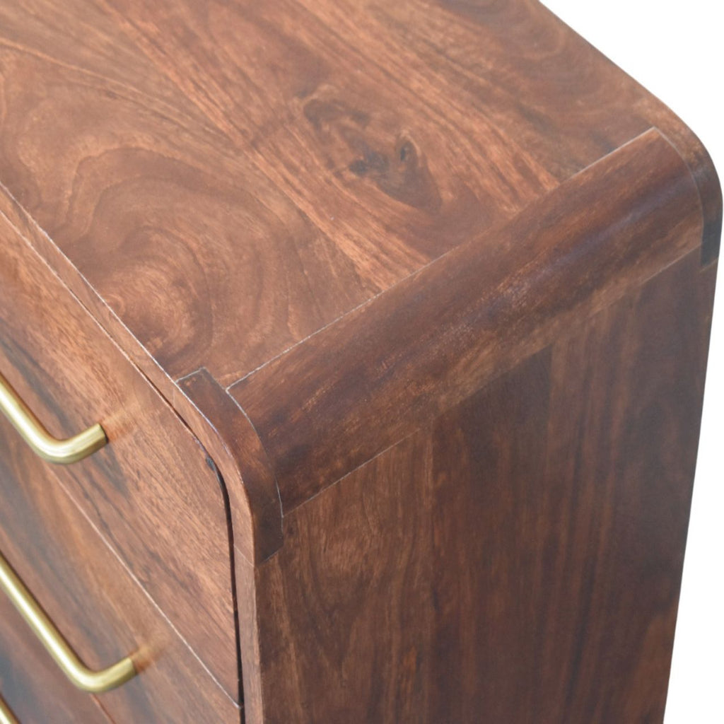 Détail du coin arrondi et du grain du bois de la commode