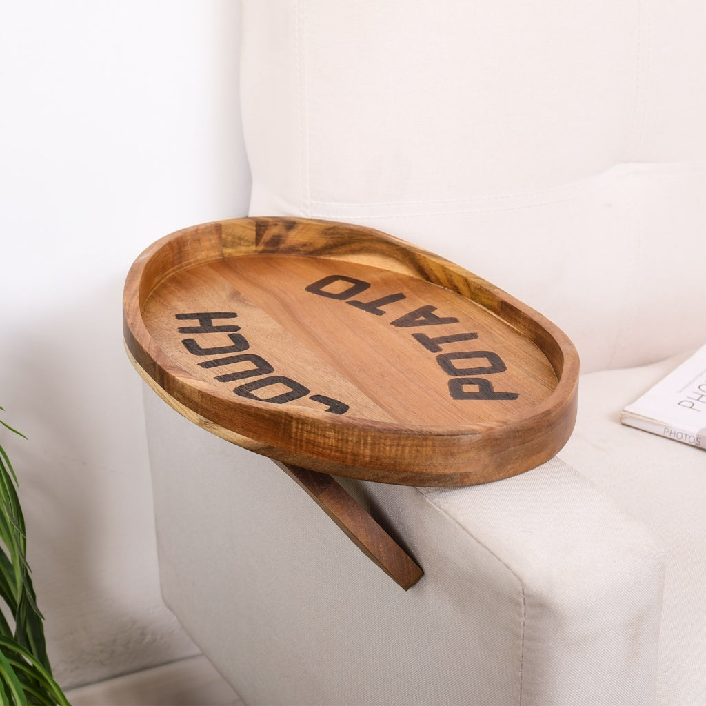 Plateau en bois d'acacia avec inscription, fixé à l'accoudoir d'un canapé beige