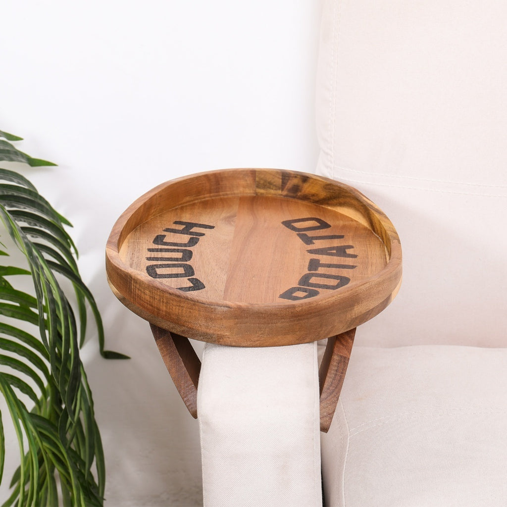 Plateau en bois d'acacia avec inscription, fixé à un accoudoir blanc, vue de face