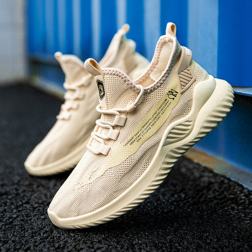 Paire de baskets café claires respirantes pour homme avec inscription sur le côté, vue de trois quarts