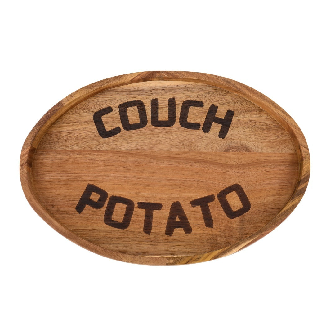 Plateau rond en bois d'acacia avec inscription Couch Potato, vue de dessus
