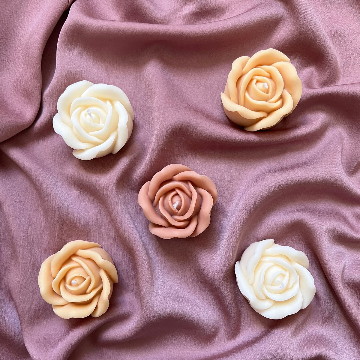 Trois bougies roses en cire de soja, blanche, rose et pêche