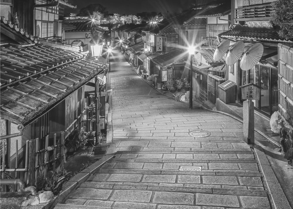 Rue Ninen-zaka à Kyoto la nuit, noir et blanc
