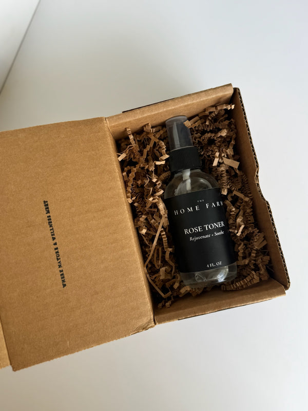 Flacon vaporisateur du tonique à la rose dans un coffret cadeau