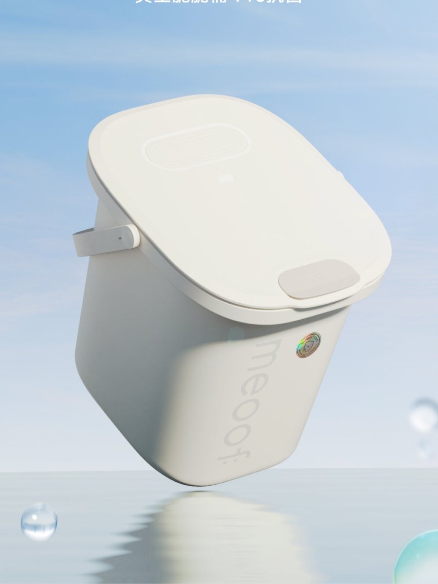 Contenant sous vide blanc flottant au-dessus de l'eau